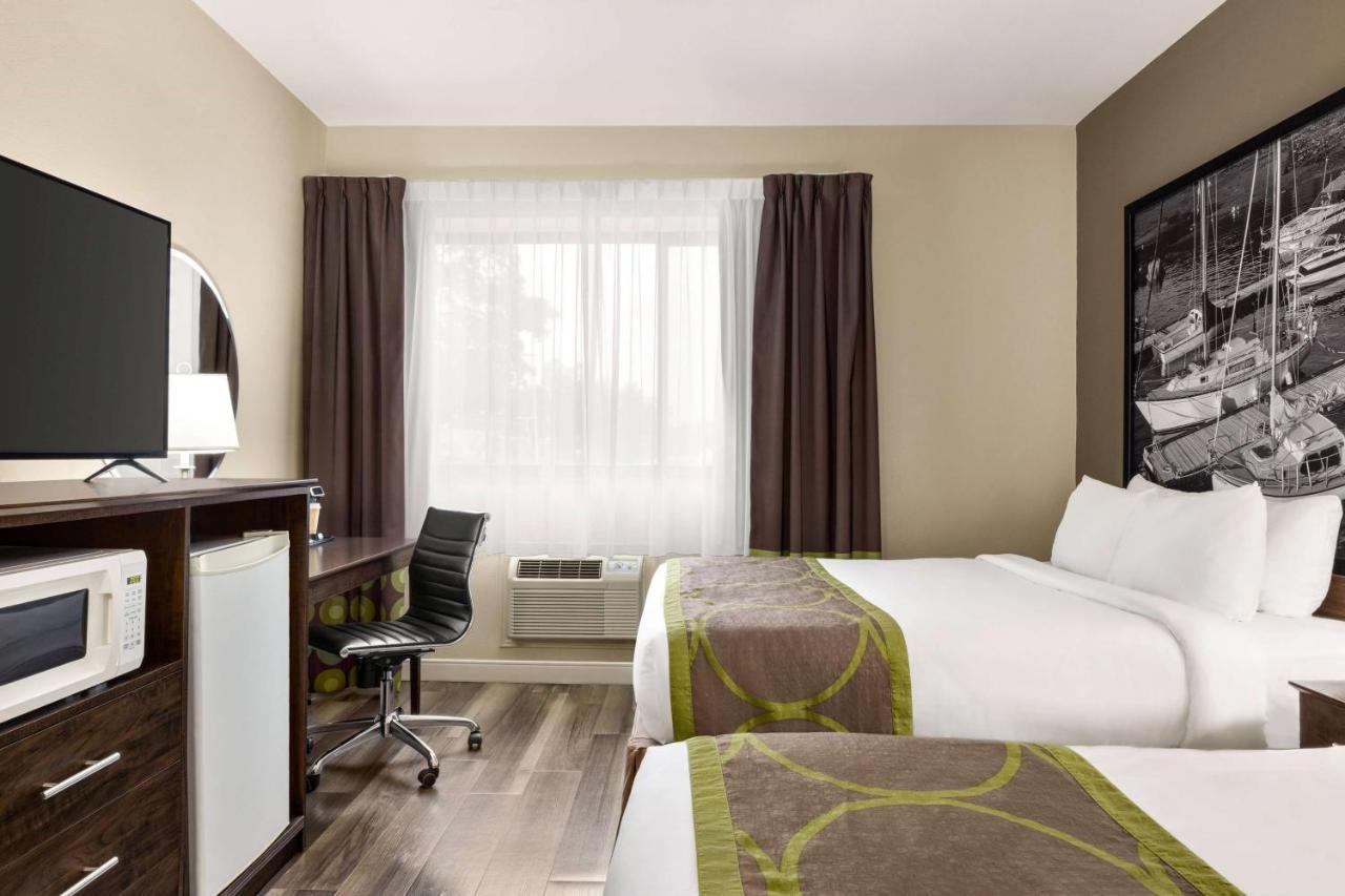 Super 8 By Wyndham Sarnia On Ξενοδοχείο Εξωτερικό φωτογραφία