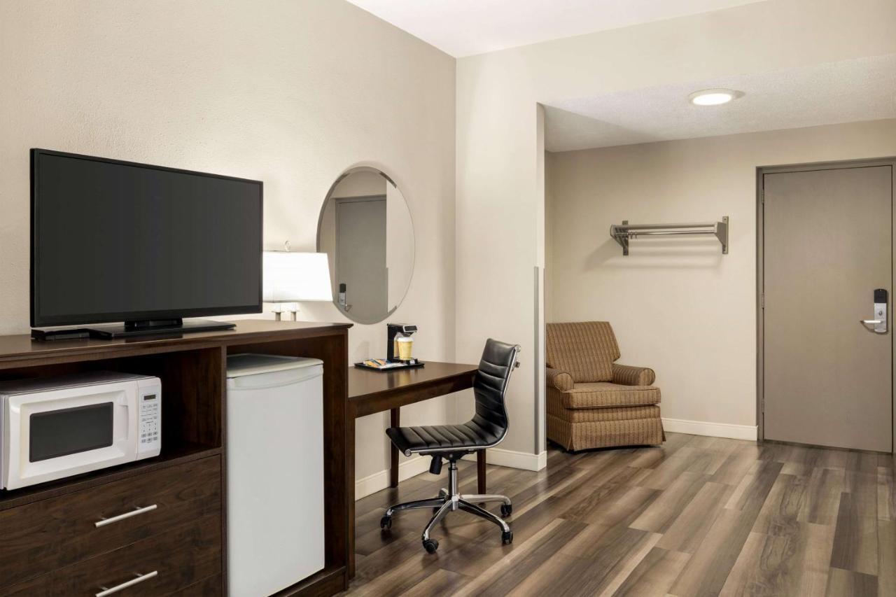 Super 8 By Wyndham Sarnia On Ξενοδοχείο Εξωτερικό φωτογραφία